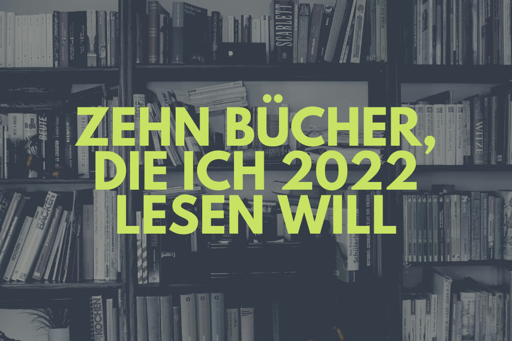 Symbolbild fremdes Bücherregal mit Schriftzug "Zehn Bücher, die ich 2022 lesen will"